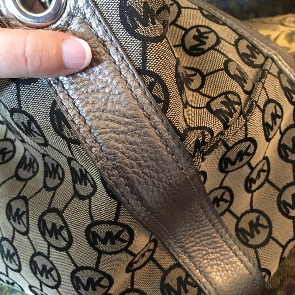 Rare MK grey/silver purse ππ - Picture 6 of 8